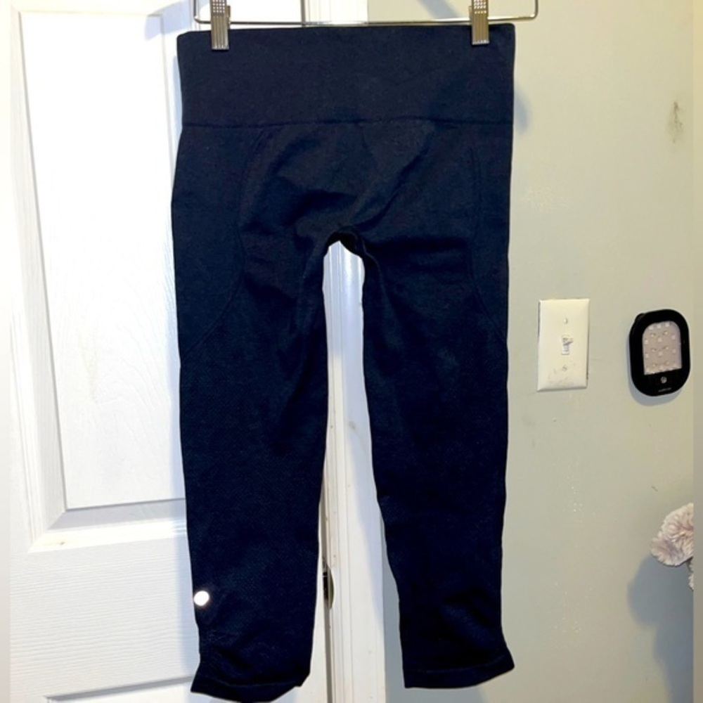 Lululemon seamless cropped size 8 - Picture 2 of 6
